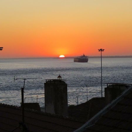 Tejo House River Lisbon Almada Exterior photo