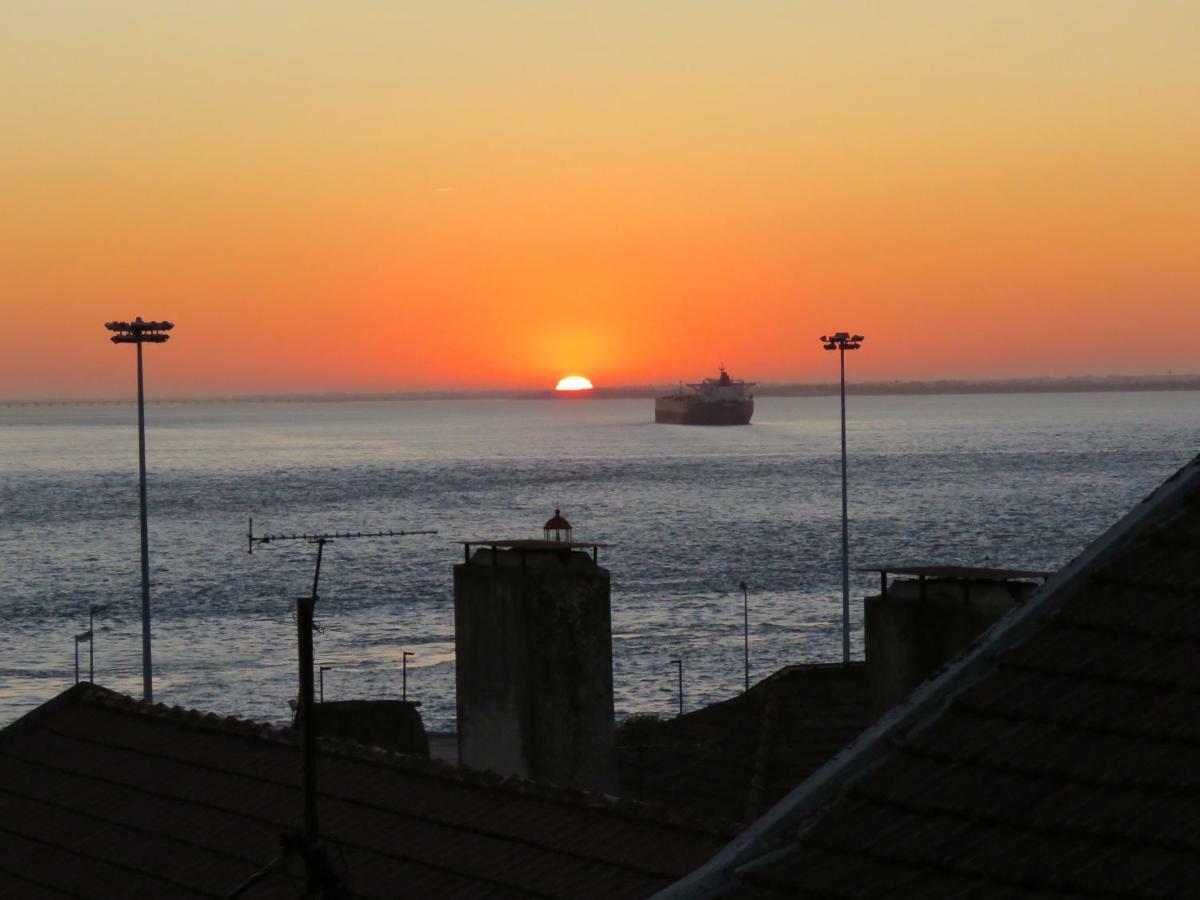 Tejo House River Lisbon Almada Exterior photo